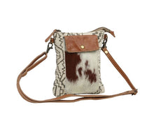 Load image into Gallery viewer, Vuierra Rivet Crossbody
