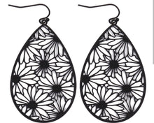 Load image into Gallery viewer, Flower Filigree Earrings!
